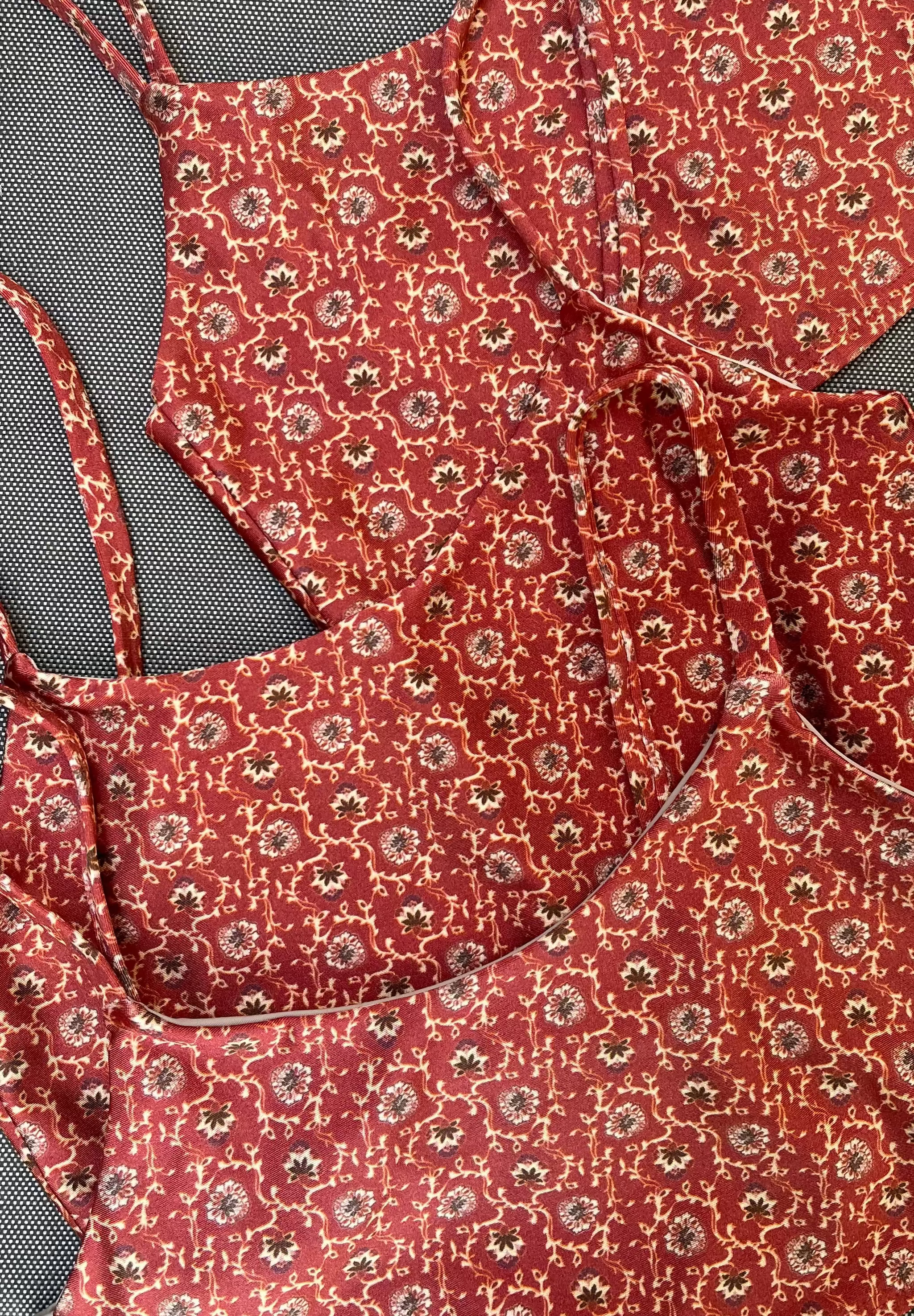 Top New fit Scarlet Flower